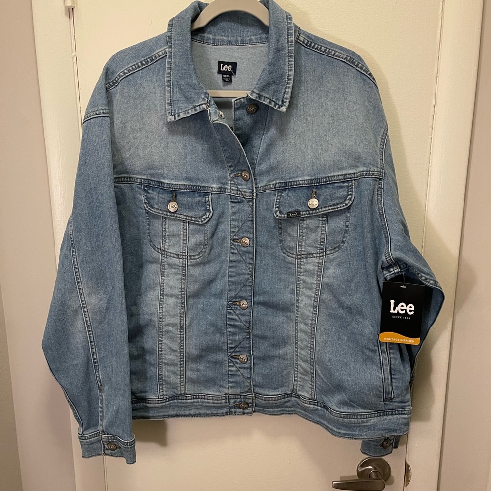 NWT Women’s XXXL Light Wash Denim Jacket W/ Pockets